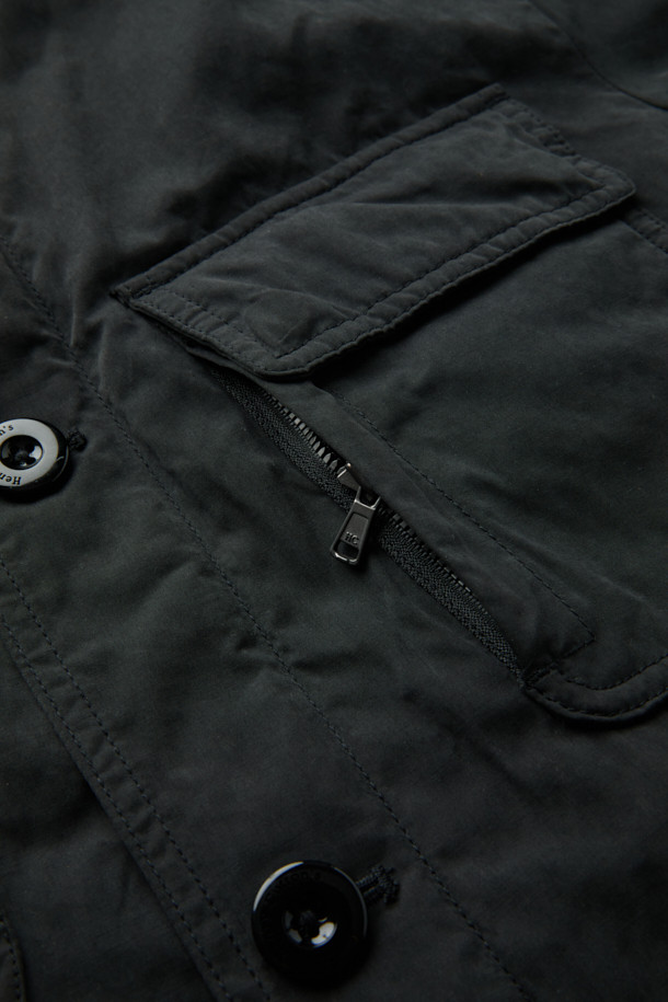 이번 시즌, 당신의 스타일을 책임질 왁스 코튼 패딩 탈착 재킷입니다. 4포켓 구조와 컨버터블 카라 디자인으로 실용성과 멋을 동시에 잡았습니다. 왁스 가공과 피치 가공을 거친 부드러운 촉감의 면, 나일론, 폴리에스터 혼방 소재로 제작되어 가을과 초겨울, 쌀쌀한 날씨에도 따뜻하게 착용 가능합니다. 레귤러핏으로 편안한 착용감을 선사하며, 탈착 가능한 패딩으로 다양한 스타일 연출이 가능합니다. 출근룩부터 여행룩까지, 캐주얼, 클래식, 미니멀 스타일을 모두 소화하는 활용도 높은 아이템입니다.
