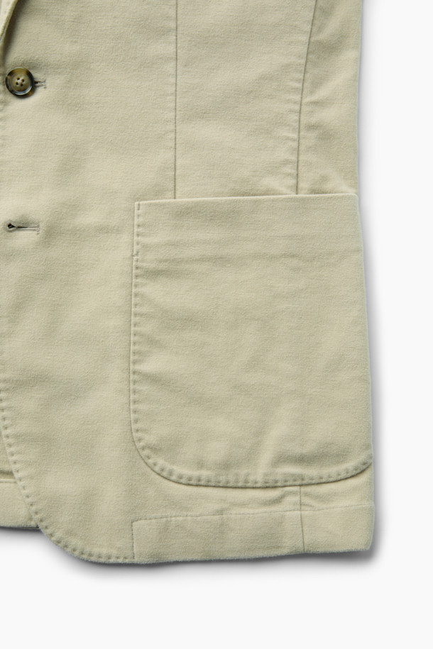 [Italian Fabric] NEW 몰스킨 재킷은 부드러운 촉감의 몰스킨 소재와 스트레치 면 혼방으로 제작되어 편안한 착용감을 선사합니다. 베이직한 스타일의 테일러핏 싱글버튼 재킷으로, 가을과 초겨울에 출근룩, 비즈니스 캐주얼, 모임룩 등 다양한 TPO에 활용하기 좋습니다. 호시 스티치, 가슴 포켓, 아웃포켓, 뒷면 싱글벤트 디테일이 돋보이며, 클래식, 미니멀, 캐주얼 스타일을 모두 소화할 수 있습니다. 베이지 색상으로 출시되어 어떤 옷과도 쉽게 매치할 수 있습니다. 긴 소매 기장의 레귤러 기장으로, 세련된 실루엣을 연출합니다.
