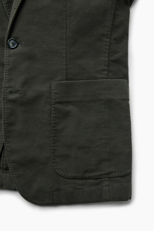 이탈리안 원단으로 제작된 NEW 몰스킨 재킷입니다. 가을, 초겨울에 어울리는 두꺼운 두께감의 블레이저로, 베이직하고 클래식한 스타일을 연출합니다. 블랙 컬러의 무지 디자인에 레귤러핏으로 제작되었으며, 부드러운 촉감이 특징입니다. 오피스룩, 비즈니스 캐주얼, 모임룩 등 다양한 TPO에 활용 가능하며, 클래식, 미니멀, 시크한 스타일을 완성합니다. 호시 스티치, 가슴 포켓, 아웃포켓, 싱글벤트 디테일과 이태리 올림피아스 원단을 사용하여 고급스러움을 더했습니다.
