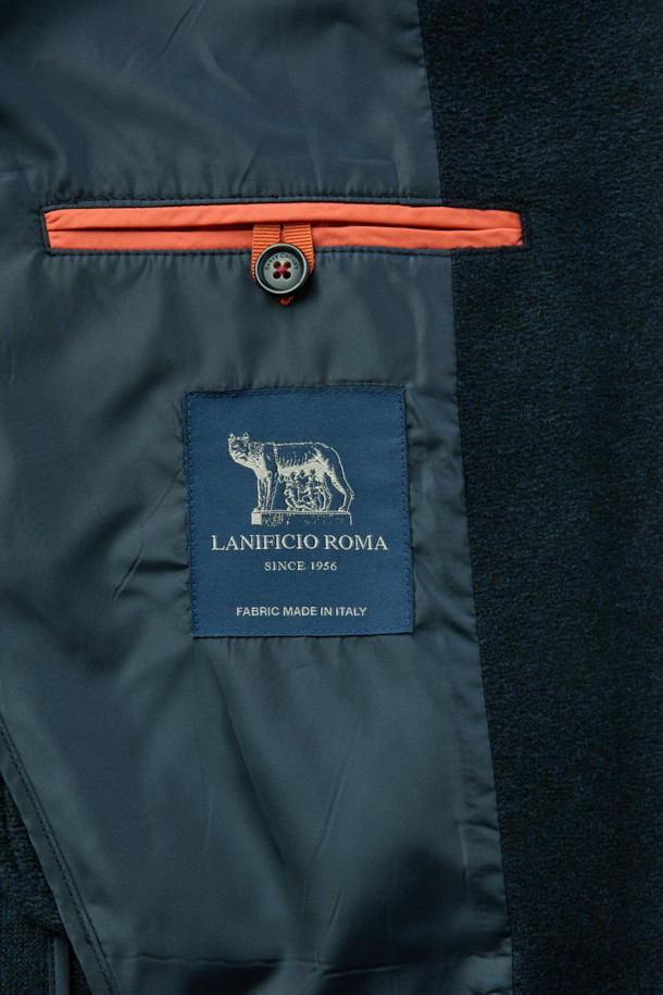 이탈리안 패브릭 네이비 울 재킷은 고급스러운 이태리 LANIFICIO ROMA 원단을 사용하여 제작되었습니다. 가을과 겨울에 적합하며, 베이직하면서도 클래식한 스타일을 연출합니다. 헤링본 패턴의 네이비 컬러로, 출근룩, 오피스룩, 비즈니스 캐주얼에 모두 잘 어울립니다. 부드러운 촉감의 레귤러핏 싱글버튼 재킷으로, 가슴 포켓, 하단 포켓, 싱글 벤트 디테일이 돋보입니다. 클래식과 미니멀 스타일을 선호하는 분들께 추천합니다.
