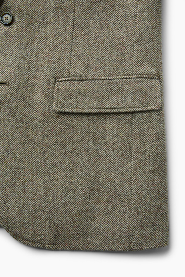 포르투갈 모르가도 원단을 사용하여 제작된 [Imported Fabric] 해링본 울 재킷입니다. 은은한 헤링본 패턴과 부드러운 촉감의 울 소재가 어우러져 고급스러운 분위기를 자아냅니다. 레귤러 핏과 싱글 버튼 디자인으로 클래식하고 미니멀한 스타일을 연출하며, 아웃 플랩 포켓과 싱글 벤트 디테일이 돋보입니다. 가을, 겨울철 출근룩, 비즈니스 캐주얼, 모임룩 등 다양한 TPO에 활용하기 좋습니다. 긴 소매 기장의 그레이 컬러 자켓으로, 어떤 옷에도 매치하기 용이하여 활용도가 높습니다.
