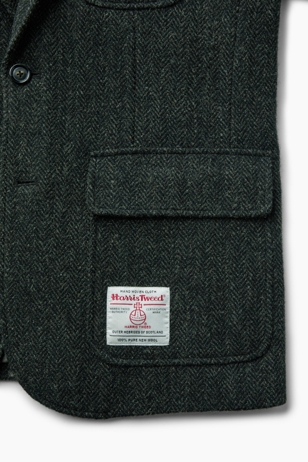 [Imported Fabric] 해리스 트위드 울 재킷은 가을과 겨울, 두 계절에 걸쳐 돋보이는 아우터입니다. 클래식과 모던 스타일을 아우르는 헤링본 패턴의 그린 컬러 블레이저로, 오피스룩, 비즈니스 캐주얼, 겨울 데일리룩에 모두 적합합니다. 두꺼운 울 소재에 릴랙스 핏으로 편안함을 더했으며, 싱글 버튼 여밈 방식과 패치 포켓 디테일이 특징입니다. 해리스 트위드 원단과 해리스 트위드 밀라벨을 사용하여 고급스러움을 더했고, 싱글 벤트 디자인으로 활동성을 높였습니다. 미니멀하고 시크한 스타일을 선호하는 고객에게 추천합니다.
