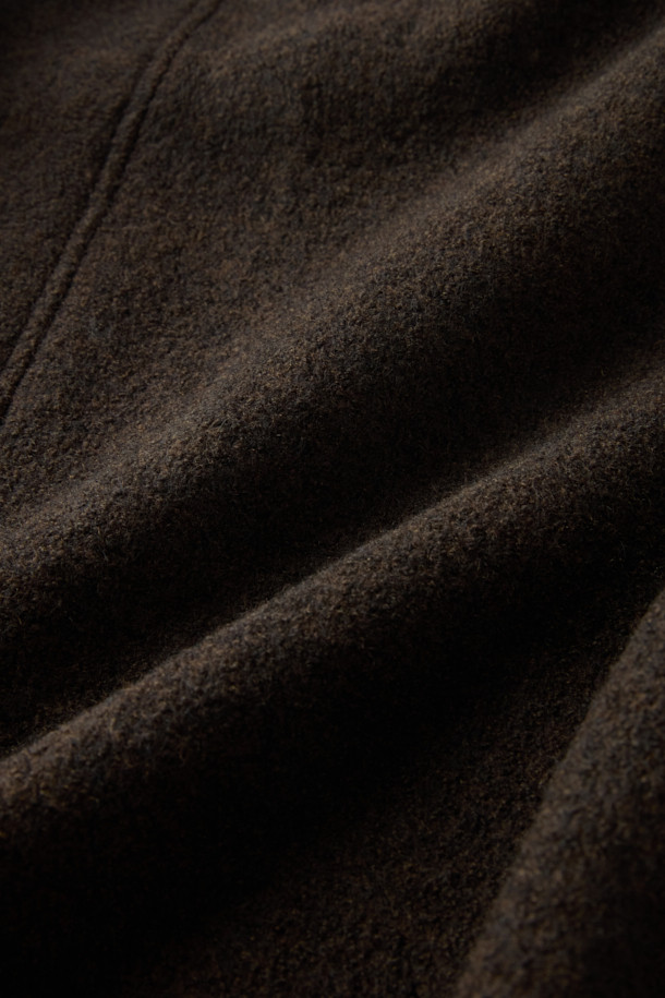 이탈리아 MTT사의 고급 울 원단을 사용하여 제작된 [Italian Fabric] 울 초어 재킷입니다. 부드러운 촉감의 보일드 울 소재로 제작되어 가을, 초겨울 시즌에 따뜻하게 착용할 수 있습니다. 캐주얼, 베이직 스타일의 무지 디자인으로, 출근룩이나 모임룩 등 다양한 TPO에 활용 가능합니다. 레귤러핏 싱글버튼 디자인에 아웃포켓 디테일을 더해 실용성을 높였으며, 소매 전체 안감 처리로 편안한 착용감을 선사합니다. 브라운, 다크브라운 두 가지 컬러로 만나보세요.
