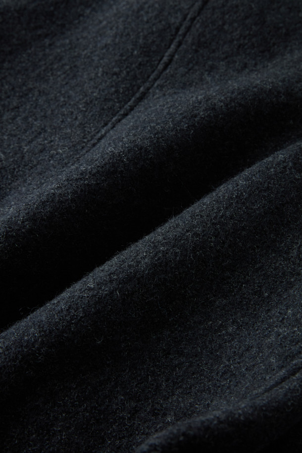 이태리 MTT사의 보일드 울 원단으로 제작된 울 초어 재킷입니다. 부드러운 촉감과 레귤러 핏으로 편안한 착용감을 선사하며, 사선 컷팅 아웃포켓과 반우라 몸판, 전체 소매 안감 디테일로 완성도를 높였습니다. 캐주얼, 베이직 스타일을 기반으로 하여 출근룩, 모임룩, 비즈니스 캐주얼 등 다양한 TPO에 활용 가능합니다. 가을, 초겨울 시즌에 적합하며, 미니멀하고 클래식한 스타일을 연출하기 좋습니다. 블랙 컬러의 무지 디자인으로 어떤 옷에도 쉽게 매치할 수 있습니다.
