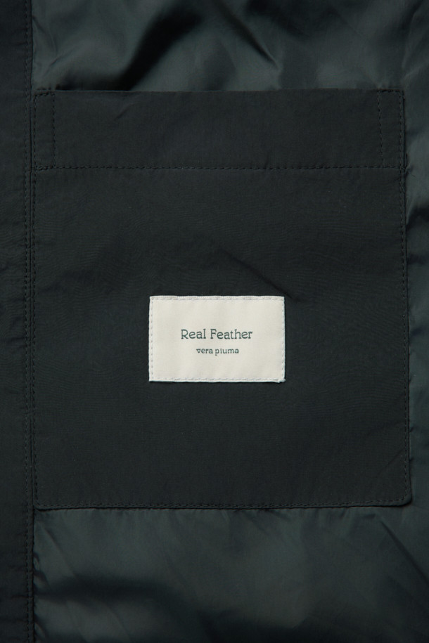 **트래블러 다운 재킷**은 일상과 여행에서 활용하기 좋은 겨울 아우터입니다. 블랙 컬러에 베이직하고 캐주얼한 스타일로, 어떤 옷에도 쉽게 매치할 수 있습니다. 부드러운 촉감의 나일론과 폴리에스터 혼방 소재로 제작되었으며, 두꺼운 두께감으로 뛰어난 보온성을 제공합니다. 구스다운 충전재와 니트 카라 배색, 레이어링이 가능한 디자인으로, 추운 날씨에도 따뜻하고 편안하게 착용할 수 있습니다. 레귤러핏으로 제작되어 활동성을 높였으며, 여행룩이나 캠핑룩, 캐주얼, 미니멀, 클래식 스타일을 즐기는 분들께 추천합니다.
