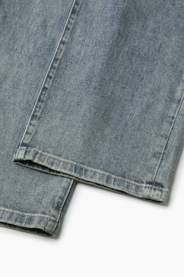 가을 테이퍼드 밴딩 데님은 캐주얼하고 미니멀한 스타일을 즐기는 분들을 위한 데님 팬츠입니다. 인디고 컬러의 워싱 데님 소재로 제작되어 가을의 분위기를 더하며, 일상생활과 가을 나들이에 적합합니다. 5포켓 디자인에 켄톤과 리벳 디테일이 더해져 포인트를 주며, 허리 스트링 밴딩으로 편안한 착용감을 선사합니다. 신축성 있는 소재와 테이퍼드핏으로 활동성을 높였으며, 다양한 상의와 매치하여 캐주얼하고 클래식한 스타일을 연출할 수 있습니다.
