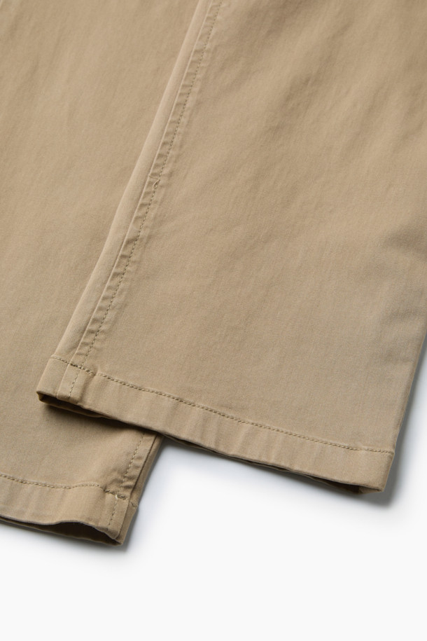 아티보(Attivo) 다잉 팬츠는 가을, 초겨울에 어울리는 캐주얼 스타일의 다잉 팬츠입니다. 면, 레이온, 폴리에스터 혼방 소재로 제작되어 부드러운 촉감을 선사하며, 허리 사이드 밴딩(약 3cm 여유)으로 편안한 착용감을 제공합니다. 가먼트 다잉 처리로 은은한 멋을 더하고, 베이지 컬러의 무지 디자인으로 다양한 상의와 매치하기 용이합니다. 일자핏과 레귤러핏으로 제작되어 유행을 타지 않으며, 사이드 포켓과 백 포켓으로 실용성까지 갖춘 데일리 팬츠입니다. 가을 나들이룩, 겨울 데일리룩 등 다채로운 TPO에 활용하여 캐주얼, 미니멀, 클래식한 스타일을 연출해보세요.
