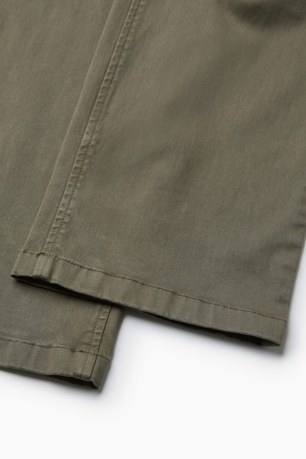 아티보(Attivo) 다잉 팬츠는 남성용 다잉 팬츠로, 캐주얼하고 미니멀한 스타일을 연출합니다. 가을과 초겨울에 적합하며, 일상 및 캐주얼 룩에 활용하기 좋습니다. 카키와 올리브 두 가지 색상으로 제공되며, 면, 레이온, 폴리에스터 혼방 소재로 제작되어 부드러운 촉감을 선사합니다. 허리 사이드 밴딩 처리와 사이드 및 백 포켓 디테일이 특징이며, 일자핏과 레귤러핏으로 편안한 착용감을 제공합니다. 가먼트 다잉 처리로 자연스러운 색감과 빈티지한 느낌을 살린, 출근룩과 모임룩에 모두 어울리는 아이템입니다.
