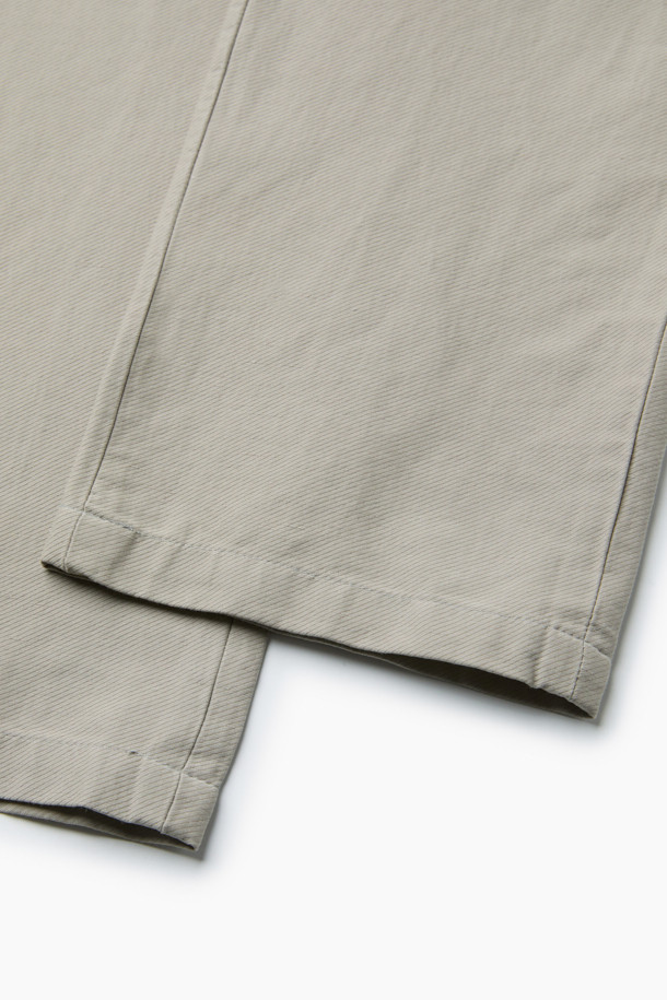 베이직하고 클래식한 디자인의 린넨 혼방 스트레치 팬츠입니다. 가을, 초겨울에 적합하며, 일상, 출근룩, 비즈니스 캐주얼, 가을 나들이룩 등 다양한 TPO에 활용하기 좋습니다. 면, 린넨, 나일론, 스판덱스 혼방 소재로 제작되어 통기성이 뛰어나고 신축성이 있어 편안한 착용감을 선사합니다. 이탈리안핏 일자/슬림핏으로 세련된 실루엣을 연출하며, 양쪽 사이드 포켓과 뒷 포켓, 헨리코튼 라벨로 디자인 디테일을 더했습니다. 클래식, 미니멀, 캐주얼 스타일을 즐겨 입는 분들께 추천합니다.
