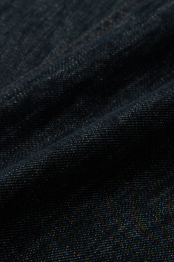 이태리 올림피아스 원단을 사용하여 제작된 데님 라이크 스트레이트 팬츠입니다. 네이비 색상으로, 일상과 비즈니스 캐주얼룩에 모두 활용 가능합니다. 부드러운 촉감과 베이직, 캐주얼, 미니멀, 클래식 스타일을 아우르는 디자인이 특징입니다. 배색 스티치 디테일과 양 사이드 포켓, 뒷면 플랩 포켓으로 실용성을 더했으며, 이염이 적어 관리가 용이합니다. 스트레이트 핏으로 제작되어 편안한 착용감을 선사합니다.
