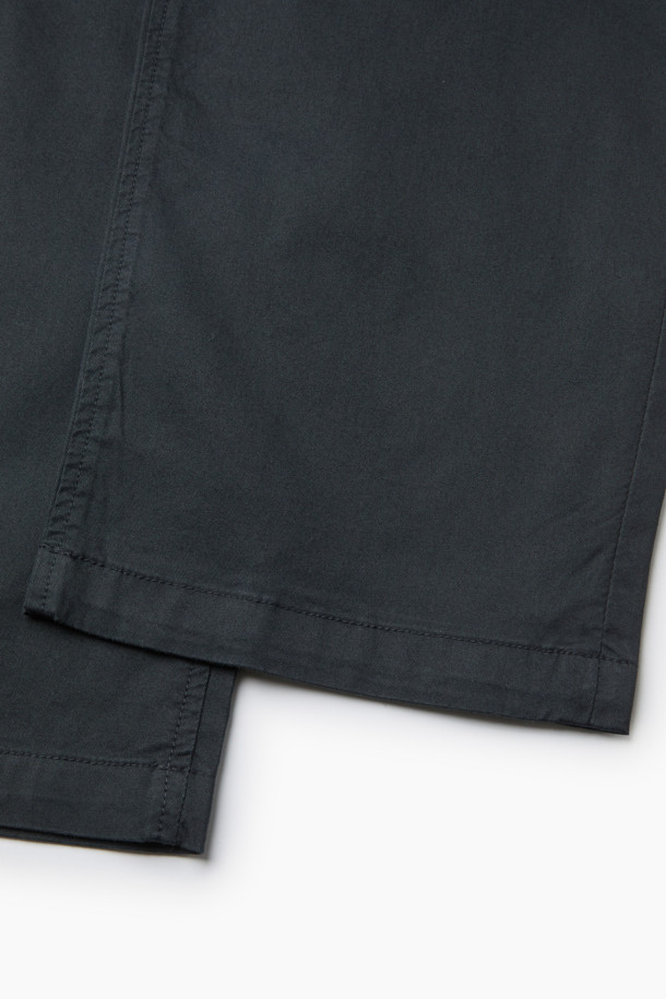 가을 테이퍼드 아티보 팬츠는 캐주얼한 스타일을 연출하기 좋은 치노 팬츠입니다. 부드러운 촉감의 면, 레이온, 스판 혼방 소재로 제작되어 편안한 착용감을 선사합니다. 허리 부분 사이드 밴딩 디테일로 활동성을 높였으며, 무지 디자인과 테이퍼드 핏으로 미니멀하고 클래식한 분위기를 더했습니다. 가을 나들이룩, 겨울 데일리룩 등 다양한 TPO에 활용 가능하며, 양 사이드 포켓과 뒷 포켓, 헨리코튼 라벨로 실용성을 높였습니다. 블랙 컬러로 어떤 상의와도 쉽게 매치하여 세련된 스타일을 완성할 수 있습니다.
