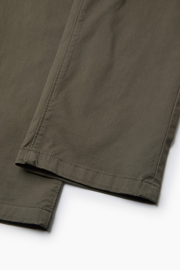 가을 스트레이트 치노 팬츠는 베이직한 스타일의 남녀 공용 치노팬츠입니다. 면과 스판덱스 혼방 소재로 제작되어 부드러운 촉감과 편안한 착용감을 제공하며, 가을과 초겨울에 적합한 중간 두께감입니다. 카키와 올리브 두 가지 색상으로 출시되었으며, 헨리코튼 라벨이 부착되어 있습니다. 일상복은 물론, 출근룩이나 비즈니스 캐주얼에도 잘 어울리는 클래식하고 미니멀한 디자인으로, 다양한 스타일 연출이 가능합니다. 양쪽 사이드 포켓과 뒷 포켓 디테일로 실용성을 더했습니다.
