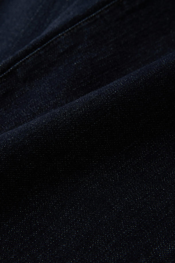 짙은 생지 컬러의 생지 테이퍼드 데님 팬츠입니다. 일상생활은 물론, 출근룩과 데이트룩에도 잘 어울리는 캐주얼 스타일의 아이템입니다. 허벅지 부분은 여유 있고, 다리 아래로 갈수록 좁아지는 테이퍼드 핏으로 편안하면서도 세련된 실루엣을 연출합니다. 5포켓 디자인과 켄톤, 리벳 디테일로 포인트를 더했으며, 면과 스판 소재 혼방으로 제작되어 뛰어난 신축성을 자랑합니다. 가을 시즌에 활용하기 좋은, 미니멀하고 클래식한 매력의 데님 팬츠입니다.
