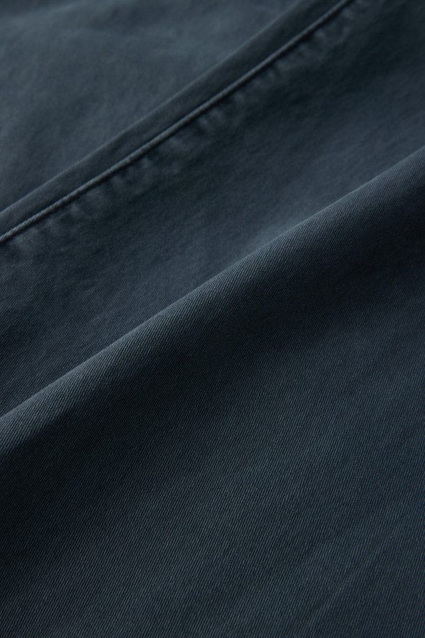 네이비 컬러의 다잉 테이퍼드 데님 팬츠입니다. 부드러운 면 소재로 제작되어 편안한 착용감을 제공하며, 가먼트 다잉 가공으로 은은한 색감과 자연스러운 워싱 디테일을 더했습니다. 허리 부분은 밴딩과 스트링으로 조절 가능하며, 사이드 및 백 포켓 디테일로 실용성을 높였습니다. 넉넉하게 떨어지는 테이퍼드 핏으로 캐주얼, 미니멀, 클래식 등 다양한 스타일을 연출할 수 있어 산책룩, 캠핑룩 등 활동적인 날에도 적합합니다. 가을 시즌에 활용하기 좋은 데님 팬츠입니다.
