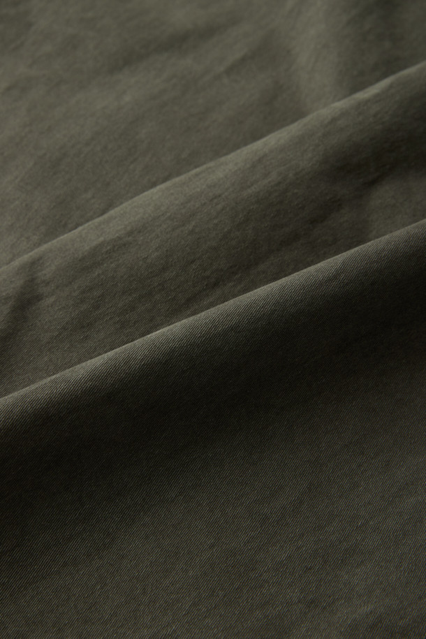 가먼트 다잉 기법으로 제작된 다잉 테이퍼드 컬러 데님입니다. 부드러운 면 소재와 데님 소재의 조화로 편안한 착용감을 선사하며, 캐주얼, 미니멀, 시티보이 스타일을 연출하기 좋습니다. 허리 전체 밴딩과 스트링 조절로 편안하게 착용 가능하며, 신축성 있는 소재로 활동성을 높였습니다. 넉넉한 사이드 포켓과 백 포켓으로 실용성을 더했으며, 산책룩이나 캠핑룩에 활용하기 좋은 아이템입니다. 카키와 올리브 두 가지 컬러로 만나보세요.
