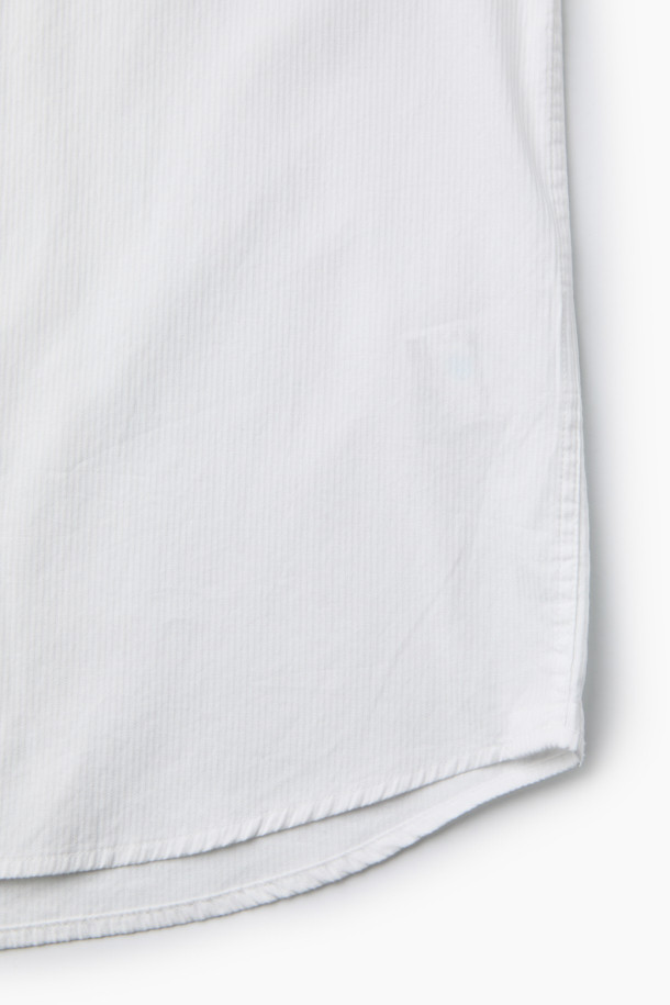 가을 잔조직 셔츠는 베이직한 스타일의 면 셔츠입니다. 화이트 컬러의 레귤러핏으로, 출근룩, 비즈니스 캐주얼, 오피스룩 등 다양한 TPO에 적합합니다. 긴 소매와 버튼다운 네크라인 디자인이 특징이며, 가슴 부분의 로고 자수 디테일이 돋보입니다. 은은한 조직감과 뒷면 요크 주름으로 세련된 실루엣을 연출하며, 클래식, 미니멀, 캐주얼 스타일을 모두 소화할 수 있습니다.
