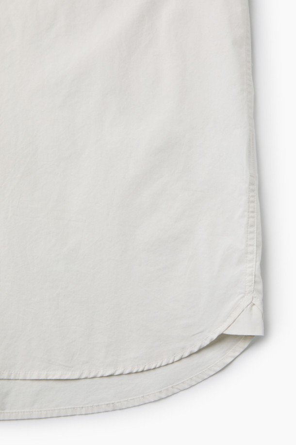 [Imported Fabric] 가을 솔리드 셔츠 (릴렉스핏)는 부드러운 면 소재로 제작되어 편안한 착용감을 선사합니다. 베이직하고 캐주얼한 스타일로 출근룩, 데이트룩 등 다양한 TPO에 활용 가능하며, 미니멀, 캐주얼, 클래식 스타일을 선호하는 분들께 적합합니다. 릴렉스 핏으로 편안하게 떨어지는 실루엣과 칼라넥 디자인이 특징이며, 가슴 포켓과 뒷면 요크 주름, 헨리코튼 라벨 디테일로 포인트를 더했습니다. 화이트, 아이보리 두 가지 솔리드 컬러로 출시되어 가을 시즌 데일리 셔츠로 활용하기 좋습니다. 긴 소매 기장의 레귤러 기장 셔츠입니다.
