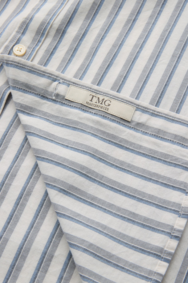 포르투갈 TMG사 원단의 [Imported Fabric] 아이보리 스트라이프 셔츠입니다. 부드러운 코튼 100% 소재로 제작되어 빈티지한 촉감을 선사하며, 가을 시즌 비즈니스 캐주얼 및 출근룩에 적합합니다. 레귤러핏으로 편안한 착용감을 제공하며, 버튼다운칼라와 긴소매 디자인으로 세련된 스타일을 연출합니다. 가슴 로고 자수와 뒷면 요크 주름 디테일이 돋보이며, 캐주얼부터 클래식, 미니멀 스타일까지 폭넓게 소화 가능합니다.
