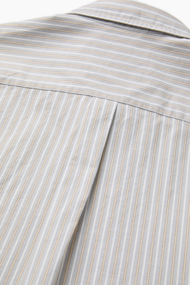 베이지 스트라이프 셔츠 (레귤러핏)는 비즈니스 캐주얼, 출근룩, 모임룩에 적합한 남성 셔츠입니다. 베이지, 화이트, 그레이 세 가지 색상으로 구성되어 있으며, 가을에 어울리는 긴 소매 디자인입니다. 면 소재로 제작되어 탄탄한 촉감을 자랑하며, 레귤러핏으로 편안한 착용감을 선사합니다. 가슴 로고 자수, 뒷면 요크 주름, 트윌 조직 디테일이 돋보이며, 베이직하고 캐주얼한 스타일을 연출합니다. 버튼다운 카라와 스트라이프 패턴이 세련된 느낌을 더합니다.
