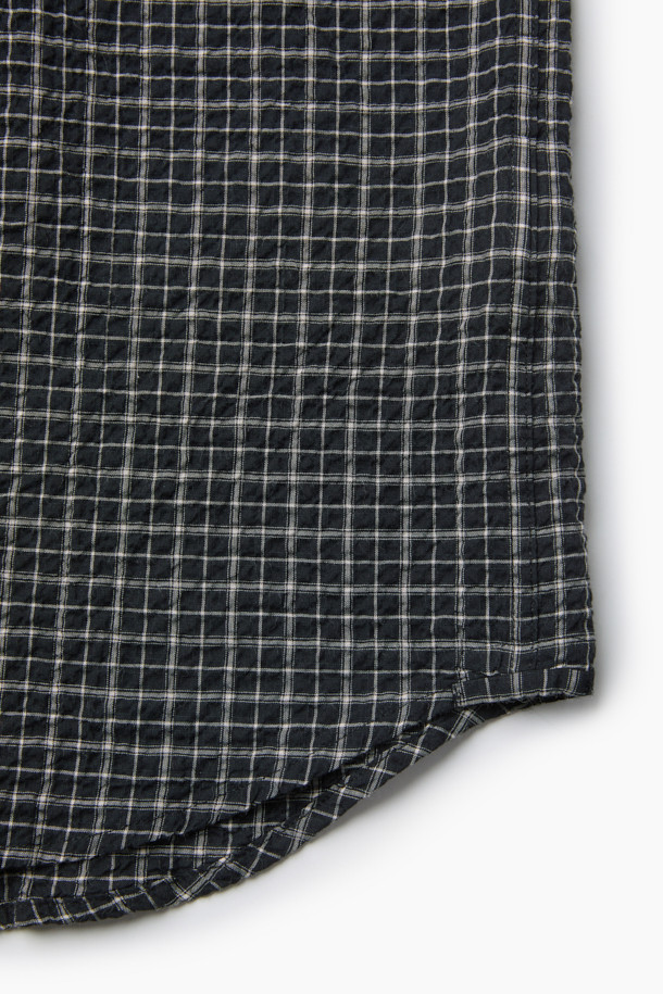 블랙 써커 체크 셔츠 (컴포트핏)는 비즈니스 캐주얼과 일상 모두에 어울리는 셔츠입니다. 시원한 착용감을 선사하는 시어서커 원단과 신축성 있는 소재로 편안한 착용감을 제공합니다. 캐주얼, 클래식, 미니멀 스타일을 모두 소화할 수 있으며, 가을에 적합합니다. 블랙 컬러의 체크 패턴과 긴 소매 디자인이 특징이며, 가슴 포켓과 뒷면 요크 주름 디테일로 포인트를 더했습니다. 가슴둘레는 122CM이며, 컴포트핏으로 제작되었습니다.
