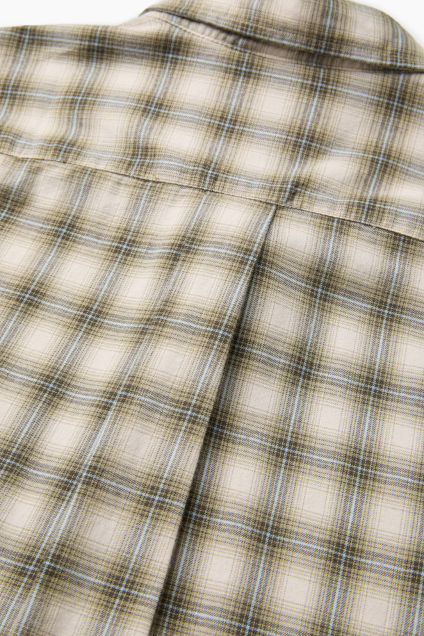 베이지 체크 셔츠 (컴포트핏)는 캐주얼, 클래식, 미니멀 스타일을 아우르는 남성 상의입니다. 부드러운 면 소재로 제작되어 편안한 착용감을 제공하며, 가을 시즌에 적합합니다. 옴브레 체크 패턴이 은은하게 멋을 더하고, 아이보리 베이스에 카키, 블루, 블랙 핀 포인트가 가미되어 세련된 느낌을 줍니다. 가슴 포켓과 뒷면 요크 주름, 헨리코튼 라벨 디테일이 돋보이며, 비즈니스 캐주얼룩에도 잘 어울리는 활용도 높은 셔츠입니다. 컴포트핏으로 활동성을 높였으며, 긴 소매 기장으로 다양한 스타일 연출이 가능합니다.
