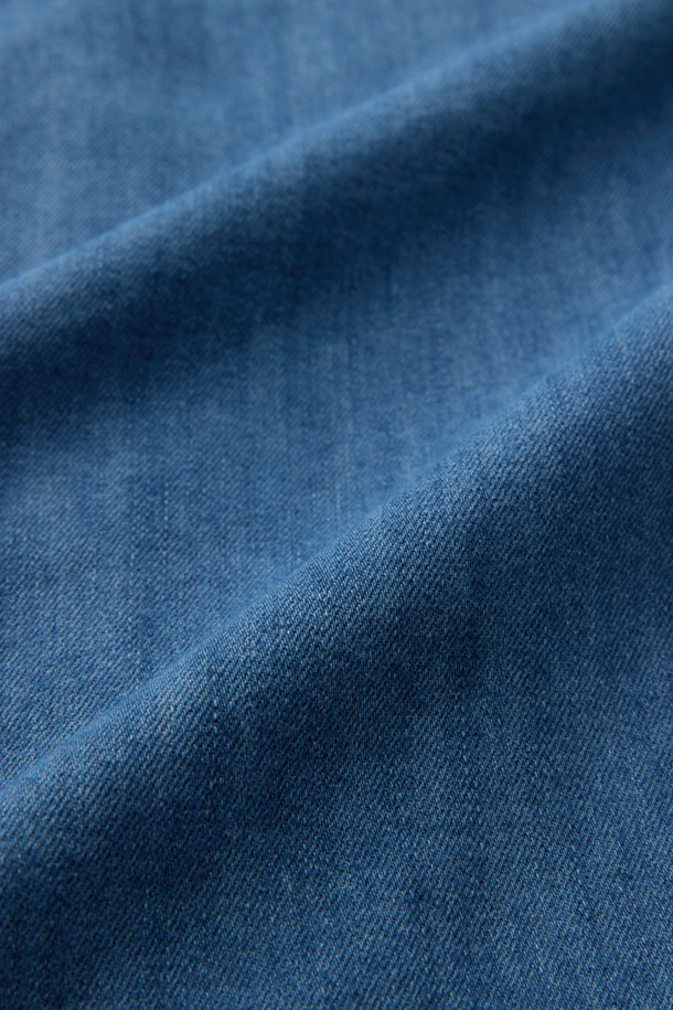 캐주얼과 클래식 스타일을 넘나드는 데님 셔츠입니다. 코튼 100% 소재로 제작되어 부드러운 착용감을 선사하며, 레귤러핏으로 편안하게 착용 가능합니다. 은은한 워싱 기법과 뒷면 요크 주름 디테일이 돋보이며, 컬러 자수 포인트로 은은한 멋을 더했습니다. 가을, 겨울 시즌 데이트룩, 출근룩 등 다양한 TPO에 활용하기 좋은, 활용도 높은 긴소매 셔츠입니다.
