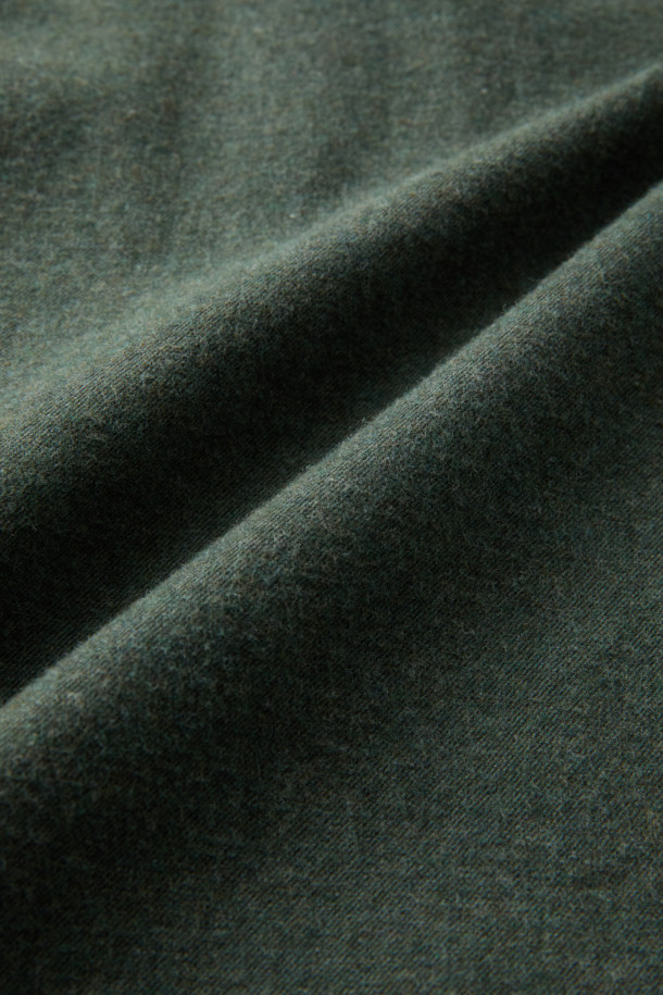 세련된 스타일을 완성하는 트윌 솔리드 셔츠 (레귤러핏)입니다. 가을/겨울 시즌에 적합하며, 비즈니스 캐주얼 및 클래식 스타일 연출에 용이합니다. 산뜻한 그린 컬러의 무지 디자인으로, 어떤 하의와도 잘 어울립니다. 면 소재로 제작되어 부드러운 착용감을 선사하며, 가슴 로고 자수와 카라 버튼 다운 디테일이 돋보입니다. 뒷면 요크 주름 처리로 활동성을 높였습니다.
