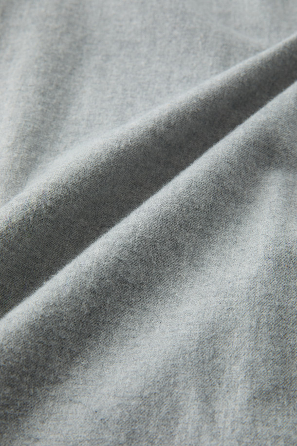 **트윌 솔리드 셔츠 (레귤러핏)**는 가을, 겨울에 착용하기 좋은 남성용 상의입니다. 비즈니스 캐주얼, 출근룩, 회의룩 등 다양한 TPO에 활용 가능하며, 클래식, 미니멀 스타일을 연출하기에 적합합니다. 면 소재의 긴소매 셔츠로, 레귤러핏과 버튼다운 칼라 디자인이 특징입니다. 그레이 컬러의 무지 패턴으로, 가슴 로고 자수와 카라 버튼 다운, 뒷면 요크 주름 디테일이 돋보입니다. 
