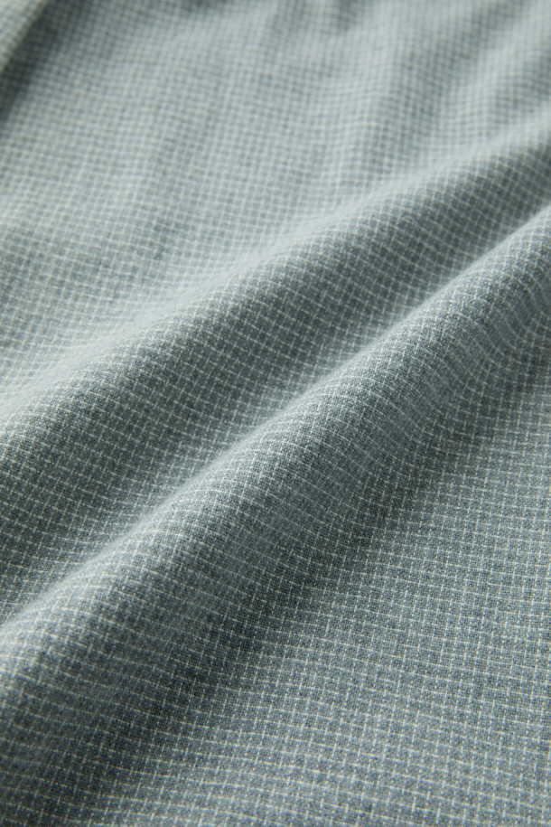 마이크로 하운드투스 셔츠 (레귤러핏)는 멜란지 그레이 컬러의 베이직 스타일 셔츠입니다. 부드러운 면 소재에 기모 안감을 더해 겨울철에도 따뜻하게 착용할 수 있습니다. 은은한 하운드투스 패턴이 특징이며, 뒷면 요크 주름 디테일과 가슴 로고 자수, 버튼다운 네크라인으로 포인트를 더했습니다. 레귤러핏으로 제작되어 편안한 착용감을 선사하며, 11월부터 2월까지 착용하기 좋습니다. 겨울 데일리룩, 출근룩, 비즈니스 캐주얼 스타일로 활용하기 좋은 아이템입니다.
