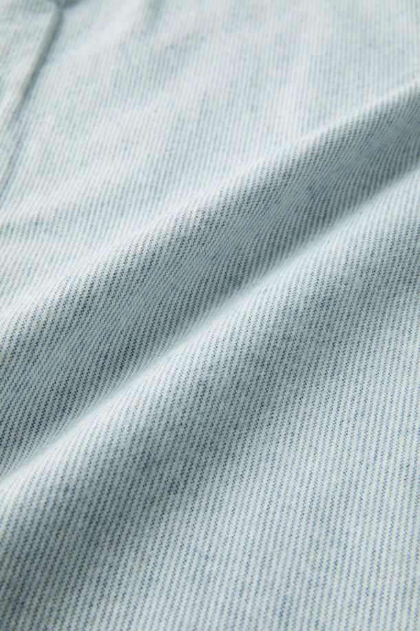 **핀 스트라이프 셔츠 (레귤러핏)**

부드러운 면 기모 옥스포드 원단으로 제작된 핀 스트라이프 셔츠입니다. 화이트와 블루 두 가지 색상으로 출시되었으며, 베이직한 디자인으로 비즈니스 캐주얼 및 일상 룩에 활용하기 좋습니다. 레귤러핏으로 편안한 착용감을 선사하며, 버튼다운 네크라인과 긴 소매 기장이 특징입니다. 가슴 부분에는 로고 자수, 뒷면에는 요크 주름 디테일이 더해져 고급스러운 분위기를 연출합니다. 겨울철 출근룩에 클래식하고 미니멀한 스타일을 더해보세요.
