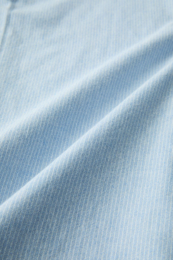 라이트 블루와 화이트 컬러의 핀 스트라이프 셔츠입니다. 옥스포드 기모 원단으로 제작되어 겨울철에도 따뜻하게 착용 가능하며, 부드러운 촉감이 특징입니다. 레귤러핏으로 제작되어 비즈니스 캐주얼 및 일상룩에 활용하기 좋으며, 뒷면 요크 주름 디테일과 가슴 로고 자수가 디자인의 포인트를 더합니다. 버튼다운 칼라와 긴 소매 기장으로 클래식, 미니멀, 캐주얼 스타일을 연출할 수 있습니다. 보온성을 갖춘 베이직한 디자인의 셔츠를 만나보세요.
