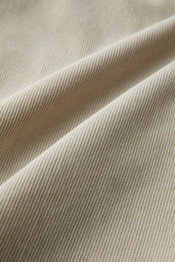 [Imported Fabric] 코듀로이 솔리드 셔츠 (컴포트핏)는 터키 KIPAS사의 고급 원단을 사용하여 제작된 남성용 셔츠입니다. 부드러운 코듀로이 소재와 베이직한 디자인으로 겨울철 비즈니스 캐주얼 및 데일리룩에 적합합니다. 버튼다운 카라와 가슴 포켓 디테일이 클래식하면서도 미니멀한 스타일을 연출합니다. 뒷면 요크 주름이 활동성을 높이고, 투톤 컬러감으로 은은한 멋을 더했습니다. 컴포트핏으로 편안한 착용감을 선사하며, 헨리코튼 라벨이 고급스러움을 더합니다.
