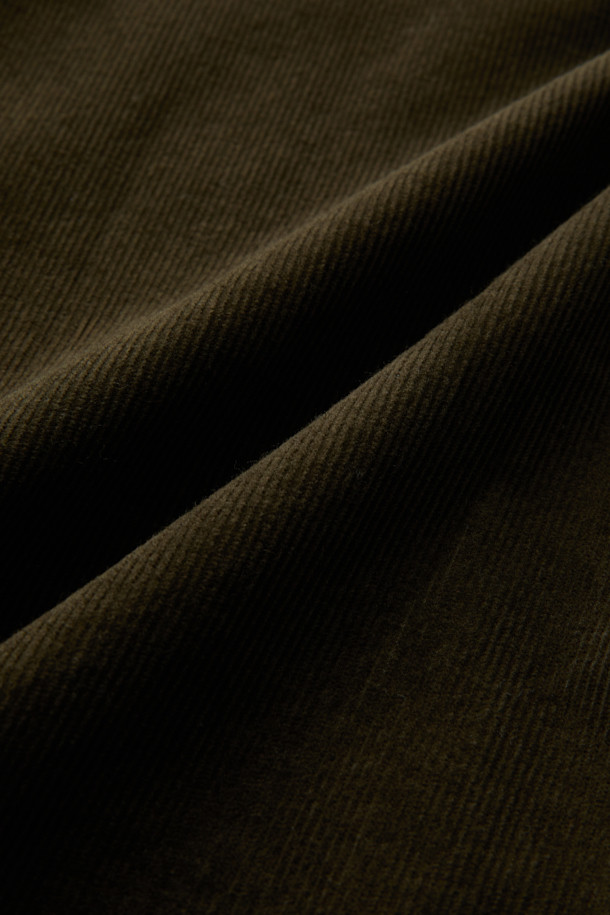 터키 KIPAS사의 수입 원단으로 제작된 [Imported Fabric] 코듀로이 솔리드 셔츠입니다. 부드러운 촉감과 따뜻한 보온성을 자랑하는 겨울철 남성용 셔츠로, 비즈니스 캐주얼 및 데일리룩에 적합합니다. 클래식, 미니멀, 워크웨어 스타일을 아우르며, 브라운 컬러의 투톤 컬러감이 빈티지한 무드를 더합니다. 컴포트핏으로 편안한 착용감을 선사하며, 가슴 포켓과 뒷면 요크 주름, 헨리코튼 라벨 디테일로 고급스러움을 더했습니다. 버튼다운 칼라와 긴 소매 기장으로 세련된 연출이 가능합니다.
