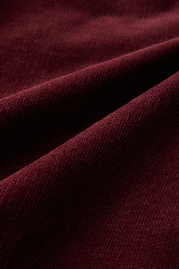 터키 KIPAS사의 고급 코듀로이 원단을 사용하여 제작된 [Imported Fabric] 코듀로이 솔리드 셔츠 (컴포트핏)입니다. 톤 다운된 버건디 컬러가 세련된 무드를 자아내며, '비즈니스 캐주얼'과 '겨울 데일리룩'에 모두 잘 어울립니다. 베이직하고 미니멀한 디자인으로, 클래식한 스타일을 선호하는 분들께 추천합니다. 편안한 착용감을 제공하는 컴포트핏에, 헨리코튼 라벨, 가슴 포켓, 뒷면 요크 주름 디테일이 더해져 고급스러움을 더했습니다. 긴소매에 버튼다운 카라 디자인으로, 어떤 옷과도 멋스럽게 매치할 수 있습니다.
