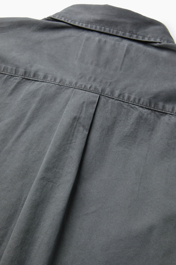 피그먼트 솔리드 셔츠 (릴렉스핏)는 빈티지한 무드를 연출하는 남성용 셔츠입니다. 부드러운 워싱 가공 면 소재로 제작되어 편안한 착용감을 선사하며, 가을, 겨울에 활용하기 좋습니다. 릴렉스핏으로 여유로운 실루엣을 제공하며, 헨리넥 디자인과 가슴 포켓 디테일이 특징입니다. 뒷면 요크 주름으로 활동성을 높였으며, 무지 디자인과 톤 다운된 그레이 컬러로 다양한 스타일 연출에 용이합니다. 캐주얼, 클래식, 미니멀 스타일을 즐겨 입는 분들께 추천하며, 가을 나들이룩, 겨울 데일리룩, 동네 마실룩 등 TPO에 구애받지 않고 활용할 수 있습니다.
