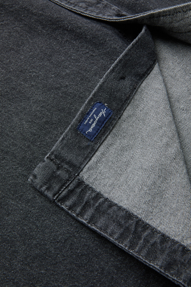 톤 다운된 그레이 컬러의 데님 아우터형 셔츠입니다. 부드러운 면 소재로 제작되어 편안한 착용감을 선사하며, 가을 시즌에 활용하기 좋습니다. 루즈핏으로 제작되어 캐주얼한 스타일을 연출하며, 헨리코튼 포인트 라벨과 옆선 트임, 워싱 가공 디테일이 돋보입니다. 출근룩이나 모임룩 등 다양한 TPO에 활용할 수 있으며, 미니멀, 클래식 스타일과도 잘 어울립니다. 긴 소매 기장의 레귤러 기장으로, 데일리 아이템으로 활용하기 좋습니다.
