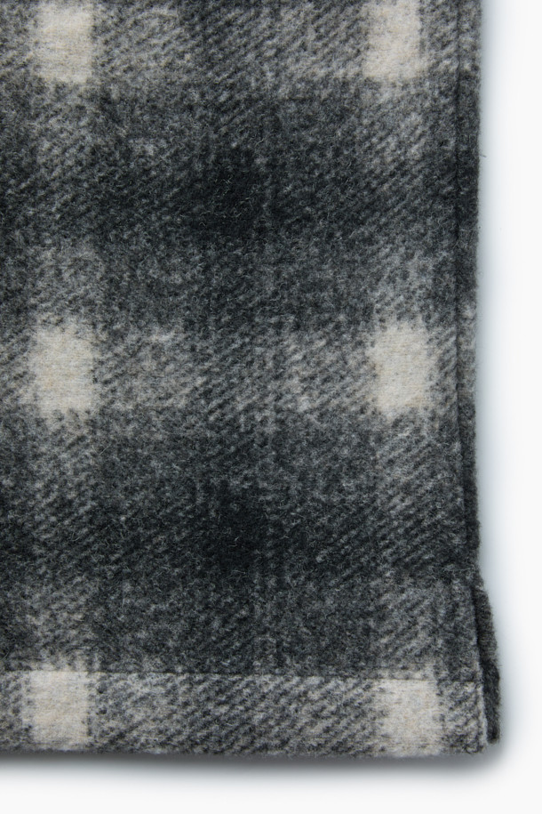 이태리 Mapel(마펠)사 수입 원단을 사용한 울 체크 아우터형 셔츠입니다. 부드러운 촉감의 울, 폴리에스터, 아크릴 혼방 소재로 제작되어 겨울, 초겨울 시즌에 따뜻하게 착용할 수 있습니다. 넉넉한 루즈핏으로 편안함을 더했으며, 화이트, 블랙 두 가지 색상으로 만나볼 수 있습니다. 가슴 포켓과 옆선 트임, 헨리코튼 포인트 라벨 디테일이 돋보이는 캐주얼 스타일의 긴소매 셔츠입니다. 두꺼운 두께감과 기모 안감으로 보온성을 높였습니다.
