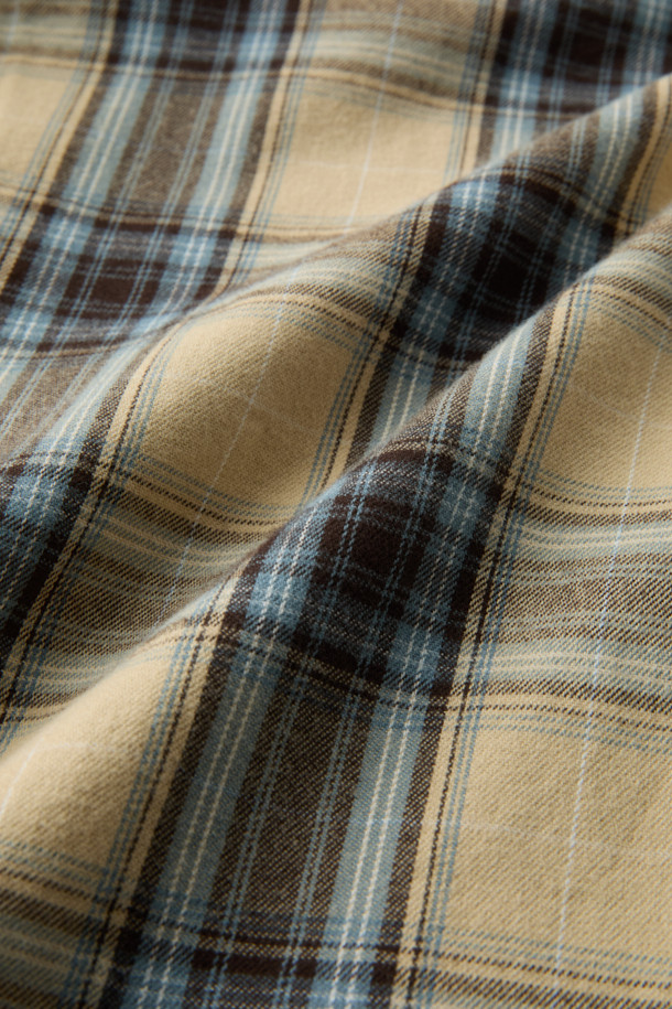 옐로우와 블루 컬러의 체크 패턴이 돋보이는 옐로우 블루 체크 셔츠 (컴포트핏)입니다. 부드러운 촉감의 면과 기모 소재로 제작되어 겨울철에도 따뜻하게 착용 가능합니다. 버튼다운 카라 디자인과 긴 소매 기장으로 클래식한 느낌을 주며, 일상생활에서 캐주얼하게 연출하기 좋습니다. 가슴 부분에는 로고 자수, 뒷면에는 요크 주름 디테일이 더해져 밋밋함을 덜었습니다. 컴포트핏으로 편안한 착용감을 제공하며, 데일리룩에 활용하기 좋은 아이템입니다.
