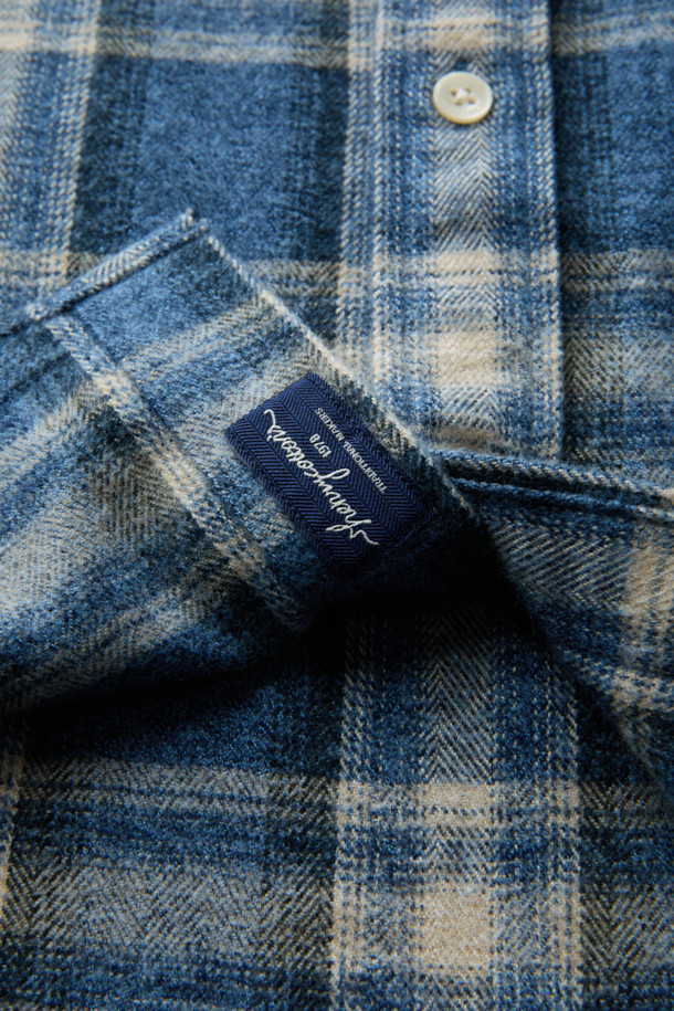 일본 Shibaya(시바야)사의 부드러운 코튼 100% 원단으로 제작된 [Imported Fabric] 블루 체크 셔츠입니다. 캐주얼 스타일에 적합하며, 옴브레, 헤링본 패턴이 조화롭게 디자인되었습니다. 가슴 포켓과 뒷 요크 주름 디테일이 돋보이며, 헨리코튼 라벨로 고급스러움을 더했습니다. 11월부터 2월까지, 기모 안감으로 따뜻하게 착용할 수 있는 긴 소매 셔츠입니다. 여유로운 컴포트핏으로 편안한 착용감을 선사합니다.
