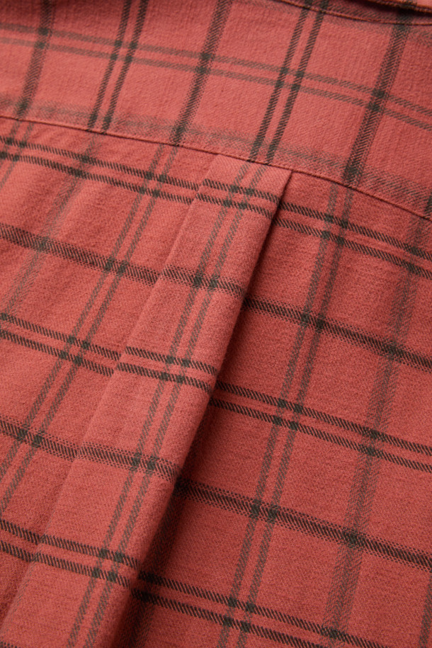 오렌지 컬러의 체크 패턴이 돋보이는 셔츠입니다. 면 소재에 두꺼운 두께감과 기모 안감으로 따뜻함을 더해 겨울철에도 포근하게 착용할 수 있습니다. 헨리코튼 라벨과 슬럽사, 트윌 원단의 조합이 빈티지하면서도 캐주얼한 스타일을 연출합니다. 가슴 포켓과 뒷면 요크 주름 디테일이 돋보이며, 컴포트핏으로 편안한 착용감을 선사합니다. 출근룩 또는 비즈니스 캐주얼, 캐주얼, 클래식, 워크웨어 스타일 모두 소화 가능한 활용도 높은 셔츠입니다.
