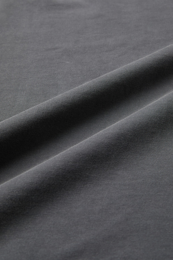 부드러운 면 소재로 제작되어 편안한 착용감을 선사하는 피그먼트 라운드 티입니다. 캐주얼하고 베이직한 스타일로, 가을과 겨울에 활용하기 좋습니다. 톤 다운된 그레이 컬러와 루즈핏으로 어떤 룩에도 자연스럽게 어울립니다. 가슴 포켓 디테일과 자수 포인트가 밋밋함을 덜어주며, 피그먼트 워싱 처리로 헤리티지 무드를 더했습니다. 출근룩 또는 캠핑룩, 캐주얼이나 클래식 스타일 모두 소화 가능한 활용도 높은 아이템입니다.
