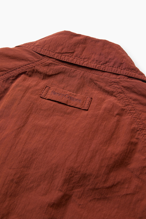 가을 채트윈 점퍼는 쌀쌀한 가을 날씨에 가볍게 걸치기 좋은 베이직한 디자인의 점퍼입니다. 부드러운 촉감의 면, 폴리에스테르, 나일론 혼방 소재로 제작되어 편안한 착용감을 선사합니다. 발수 가공과 보온 기능을 갖춰 쾌적하게 입을 수 있으며, 셔츠형 디자인과 베이직핏으로 캐주얼하고 미니멀한 스타일을 연출합니다. 래글런 소매(뒷판)와 셋인 소매(앞판) 디자인, 지퍼 포켓, 가슴 포켓, 부분 안감 디테일로 실용성을 더했습니다. 여행룩, 산책룩 등 다양한 TPO에 활용하기 좋은 아이템입니다.
