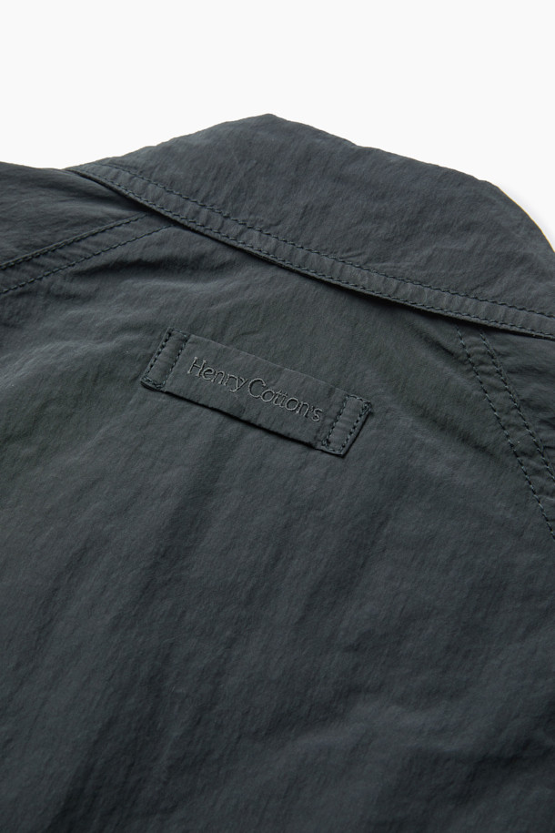 가을 채트윈 점퍼는 일상에서 편안하게 착용하기 좋은 베이직 스타일의 점퍼입니다. 면, 폴리에스테르, 나일론 혼방 소재로 제작되어 부드러운 촉감과 은은한 광택감을 선사하며, 가을 날씨에 적합한 보온 기능을 제공합니다. 발수 가공 처리를 하여 생활 방수 기능까지 갖췄으며, 셔츠형 디자인에 지퍼 여밈 방식으로 간편하게 착용할 수 있습니다. 앞판 셋인 소매와 뒷판 래글런 소매 디자인으로 활동성을 높였으며, 가슴 포켓과 사이드 지퍼 포켓으로 실용성을 더했습니다. 가을 나들이룩, 산책룩 등 캐주얼, 미니멀, 클래식 스타일을 즐기는 고객에게 추천합니다.
