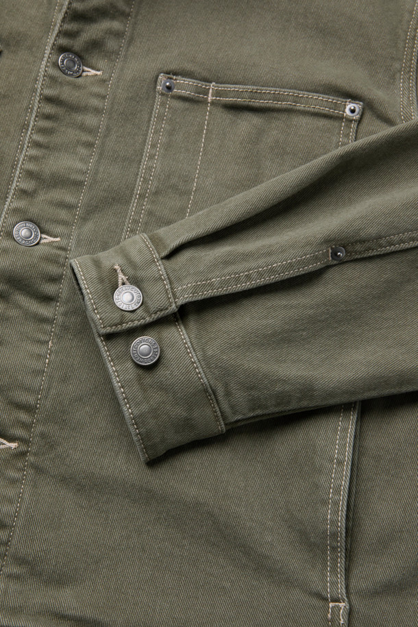 세련된 워크웨어 무드의 데님 스트레치 점퍼입니다. 빈티지한 카키 컬러와 무지 디자인이 어우러져 다양한 스타일을 연출하기 좋습니다. 가슴 포켓, 멀티 포켓, 리벳 장식, 밑단 비죠 디테일 등 섬세한 디테일이 돋보이며, 컴포트핏으로 편안한 착용감을 선사합니다. 신축성 있는 데님 소재로 활동성을 높였으며, 크롭 기장과 긴 소매 디자인으로 트렌디함을 더했습니다. 데이트룩, 모임룩 등 캐주얼하고 미니멀한 스타일을 연출하고 싶을 때 적합합니다.
