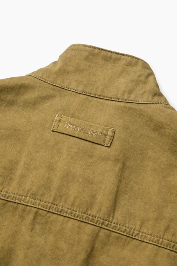 세련된 무드의 [Imported Fabric] 배색 해링턴 점퍼입니다. 면 소재로 제작되어 견고한 촉감과 편안한 착용감을 선사하며, 가을 시즌에 적합합니다. 베이지 컬러의 체크 패턴이 캐주얼하면서도 미니멀한 스타일을 연출합니다. 밑단 사이드 엘라스틱 밴드, 소매 커프스 턱 디테일, 내부 Halley Stevensons 체크 배색으로 디자인의 완성도를 높였습니다. 출근룩과 모임룩 등 다양한 TPO에 활용 가능하며, 캐주얼, 미니멀, 클래식 스타일을 즐기는 분들께 추천합니다.
