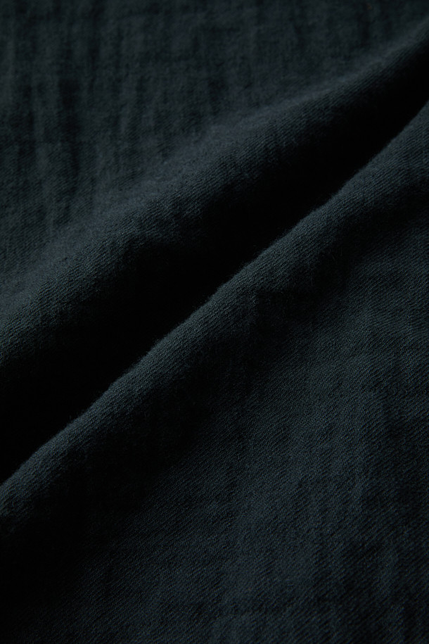 **[Italian Fabric] 크리즈 울 집업 블루종**

이탈리안 원단의 [Italian Fabric] 크리즈 울 집업 블루종은 미니멀하고 클래식한 스타일을 추구하는 남성분들을 위한 가을 시즌 필수 아이템입니다. 톤 다운된 블루 컬러가 세련된 느낌을 주며, 부드러운 울 소재로 제작되어 편안한 착용감을 선사합니다. 셔츠 카라와 투웨이 지퍼, 래글런 소매, 사이드 포켓, 부분 안감, 크리즈 텍스처 등 섬세한 디테일이 돋보이는 제품입니다. 컴포트 핏으로 제작되어 출근룩, 비즈니스 캐주얼, 모임룩 등 다양한 TPO에 활용 가능하며, 클래식, 미니멀, 시크한 스타일을 연출하기에 좋습니다.
