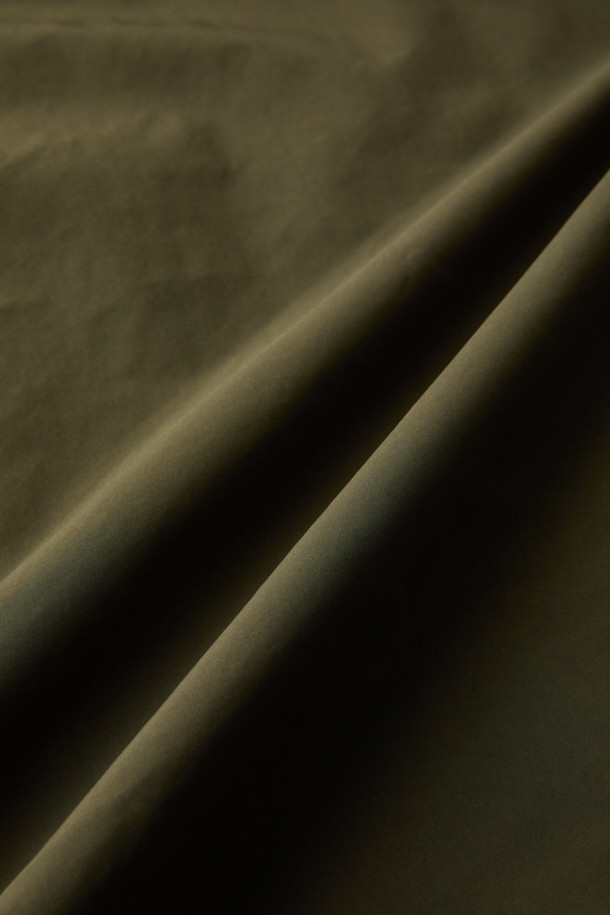 가을 시즌 아웃도어 활동과 일상에서 활용하기 좋은 패디드 후드 점퍼입니다. 카키와 올리브 두 가지 색상으로 출시되었으며, 세미 오버핏으로 편안한 착용감을 선사합니다. 발수 가공된 나일론, 폴리에스테르 혼방 소재에 두꺼운 패딩 충전재를 사용하여 보온성을 높였습니다. 후드 일체형 디자인과 스트링 디테일, 사이드 플랩 포켓, 소매 턱 디테일이 특징이며, 캠핑룩, 등산룩, 여행룩, 고프코어 및 캐주얼 스타일을 연출하기 좋습니다.
