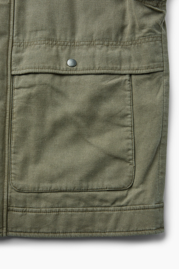 부드러운 코듀로이 소재의 패디드 워싱 디트로이트 점퍼입니다. 워크웨어 무드를 연출하는 컴포트핏으로, 가을에 어울리는 두꺼운 두께감과 긴 소매 기장이 특징입니다. 카키와 올리브 두 가지 색상으로 제공되며, 플랩 디테일, 피그먼트 워싱, 바이오 워싱, 비죠 디테일, 사이즈 조절 기능으로 디자인의 완성도를 높였습니다. 일상복은 물론 가을 나들이룩, 캠핑룩에도 잘 어울리는 워크웨어 스타일의 캐주얼 점퍼입니다.
