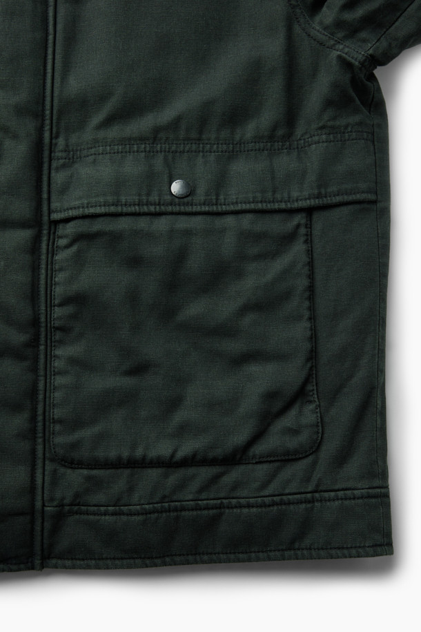 **패디드 워싱 디트로이트 점퍼**는 워크웨어 무드를 담아낸 블랙 컬러의 점퍼입니다. 부드러운 코듀로이 소재에 두꺼운 두께감으로 가을철 따뜻하게 착용 가능하며, 컴포트 핏으로 편안한 착용감을 선사합니다. 피그먼트 워싱, 플랩 디테일, 비죠 디테일 등 워크웨어 스타일을 살린 디자인이 특징입니다. 출근룩과 모임룩 모두 활용 가능하며, 클래식, 미니멀 스타일을 즐겨 입는 분들께 추천합니다. 소매 기장이 긴 긴소매 디자인이며, 사이즈 조절이 가능합니다.
