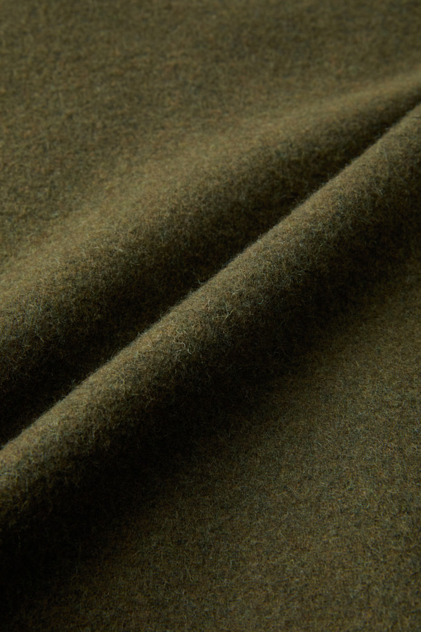 세련된 스타일을 완성하는 울 집업 블루종입니다. 고급스러운 울과 캐시미어 혼방 소재로 제작되어 부드러운 촉감과 뛰어난 보온성을 자랑합니다. 가을, 겨울 시즌에 안성맞춤이며, 클래식한 무드의 무지 디자인으로 다양한 룩에 매치하기 좋습니다. 컴포트 핏으로 편안한 착용감을 선사하며, 사이드 포켓, 밑단 엘라스틱 밴드, 히든 스냅 디테일로 실용성을 더했습니다. 출근룩, 모임룩, 데이트룩 등 폭넓은 TPO에 활용 가능한 머스트 해브 아이템입니다.
